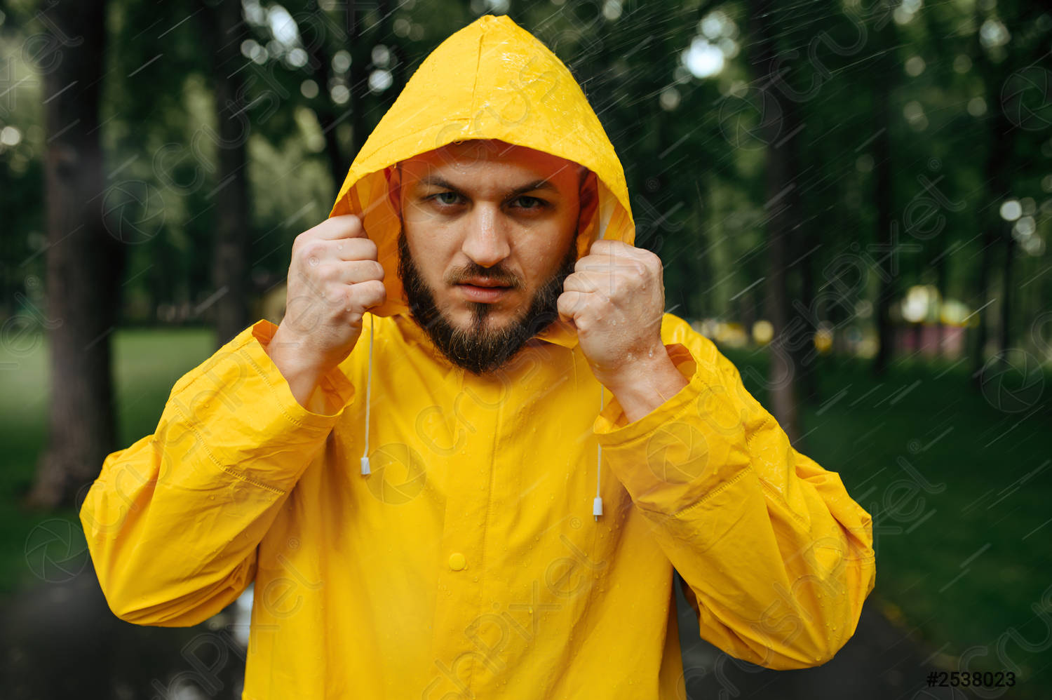 Современные мужские дождевики: стиль, функциональность и защита от погоды